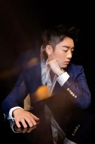 郑恺帅气亮相某活动,蓝色格纹西装精致帅气,气质沉稳干练