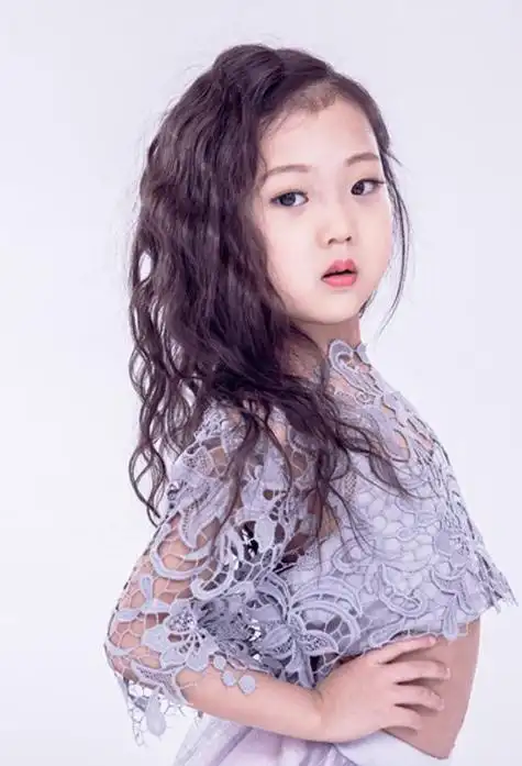 大盘点女童烫的可爱发发型图片 活泼漂亮的小女孩卷烫发赏析