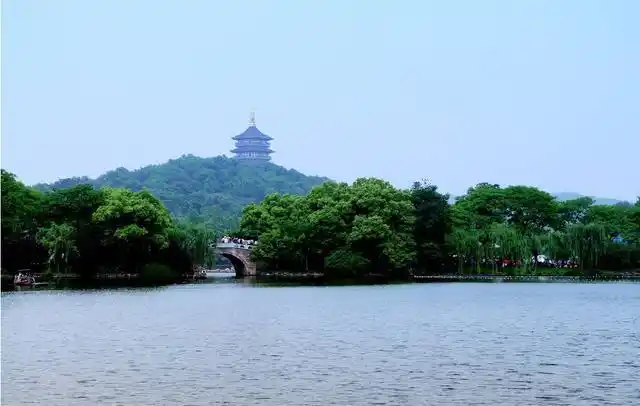 迎来了中外众多游客极大的赞赏;每年盛夏时分,前来观赏西湖美景的游客
