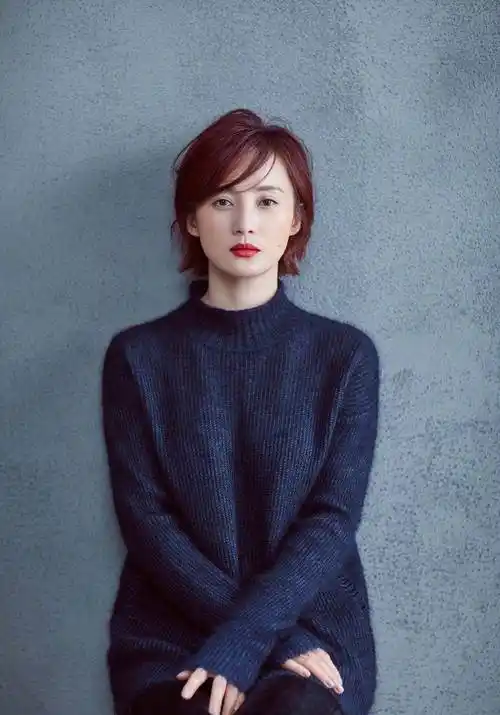 44岁蒋勤勤短发很高级,轻熟风造型简约精致,优雅又不失女人味_发型