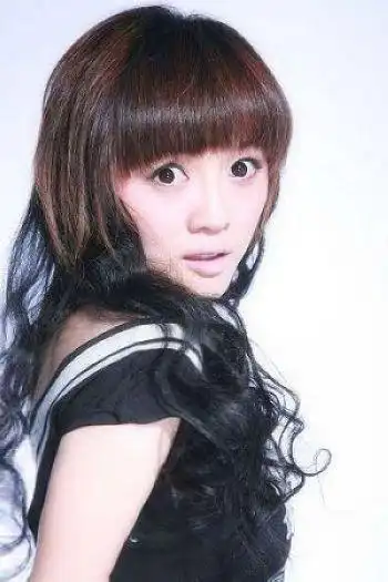 曾于2005年参加超级女声郑州唱区的比赛,荣获唱区第6名.