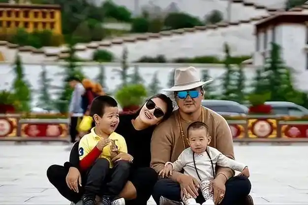 歌手降央卓玛:因丈夫高颜值疯狂倒追,婚后生3胎,如今怎么样了