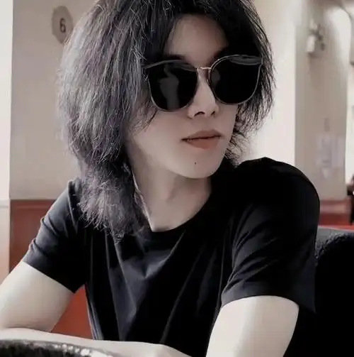 华晨宇国庆西藏游头发长到扎小辫期待今年的演唱会吗