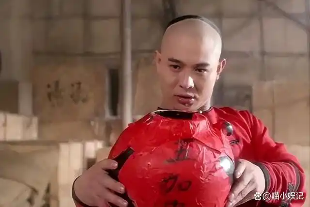 《醉拳》:风尘女子招揽顾客,楼下小贩吆喝生意,热闹非凡