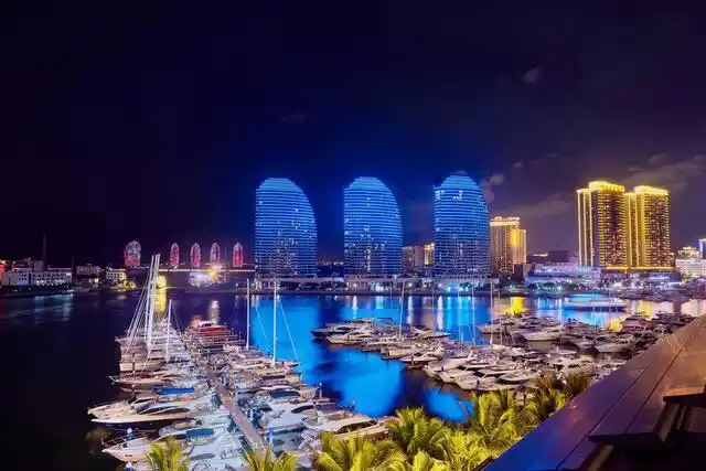 坐落于中国唯一的国际性滨海热带旅游城市——三亚,位于三亚两河交汇