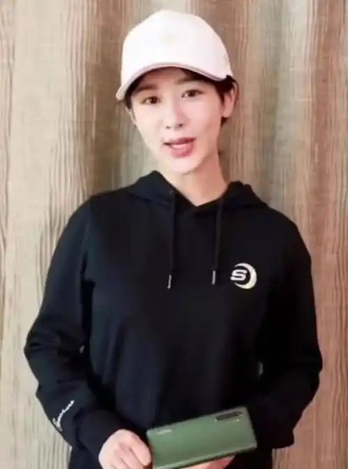 原创杨紫近照大变样尖下巴抢镜美颜滤镜开得太夸张了