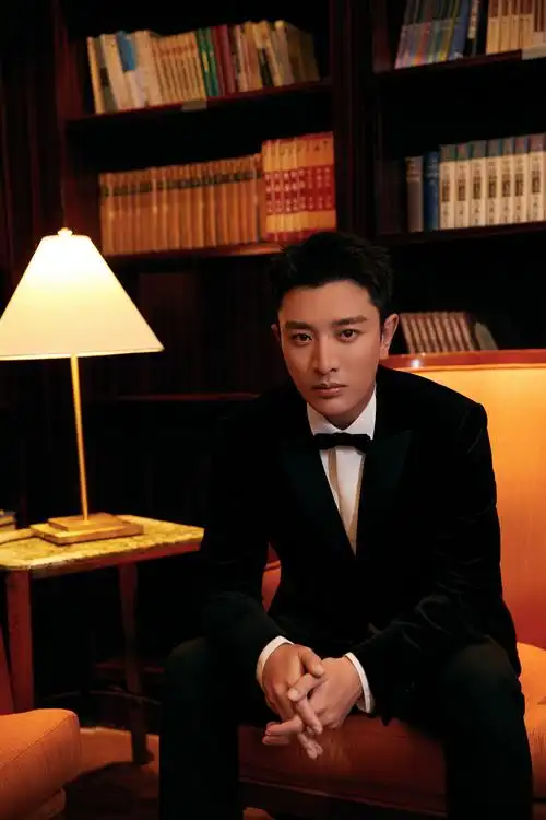 贾乃亮穿起西装在镜头前的帅气也是令人抵挡不住