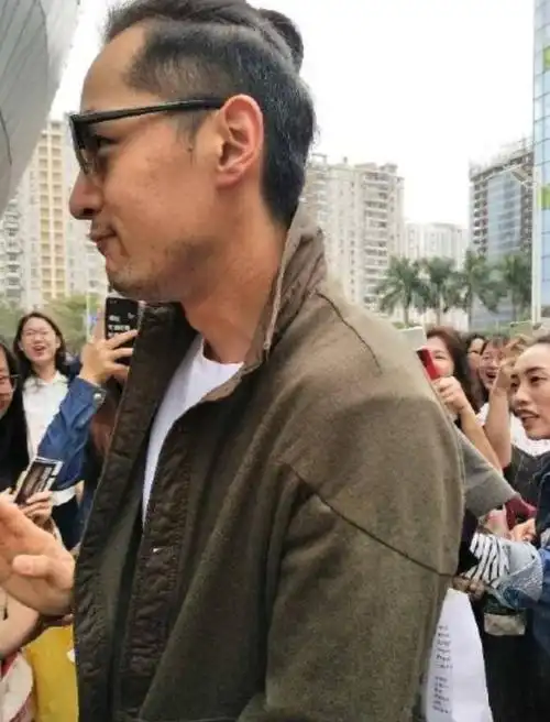 36岁胡歌晒心形发际线用头发撩妹网友大赞会玩