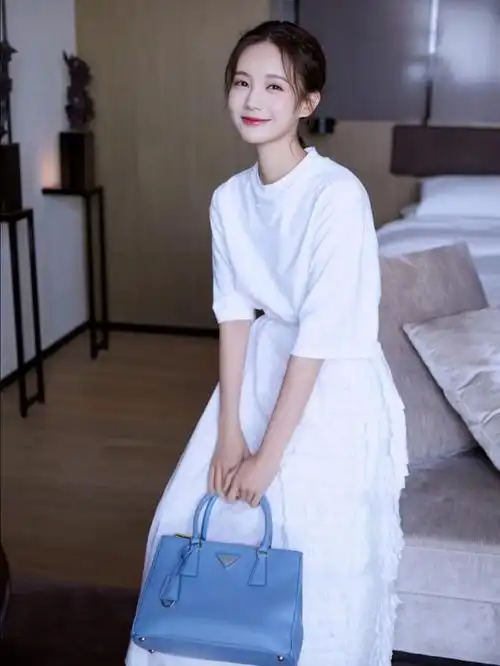 李一桐笑起来真甜,连体牛仔裤搭配海魂针织衫,一整个美到飞起