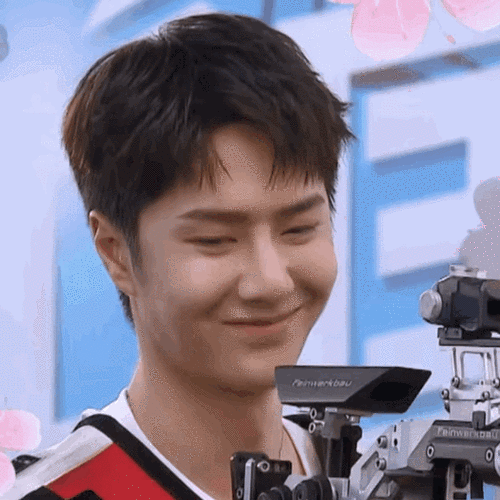 王一博奶膘兜不住啦!这也太可爱了吧!