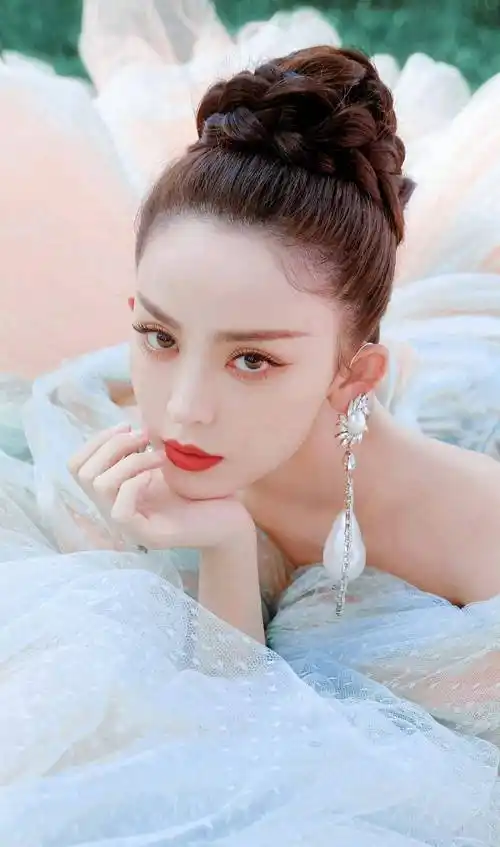 古力娜扎薄纱怼脸直拍性感写真_长发_包包_披肩