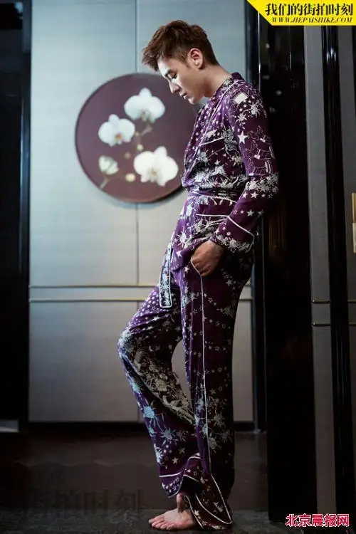 李光洁赤脚睡衣照演绎复古风情 绅士风范十足