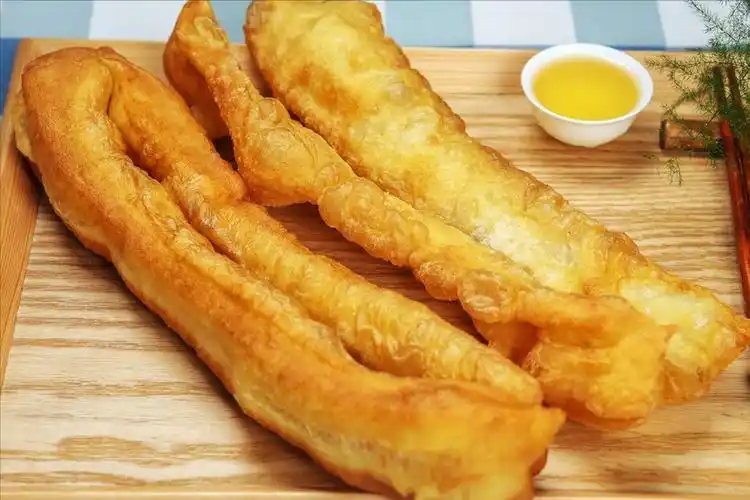 怎么炸油条(炸油条自己在家做)