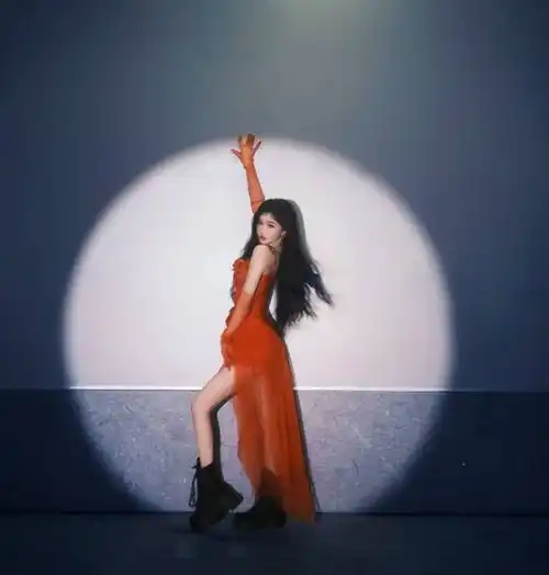 蜜蜂少女孔雪儿穿红纱裙出镜, 锁骨香肩美腿,妩媚动人_节目_组合_网友