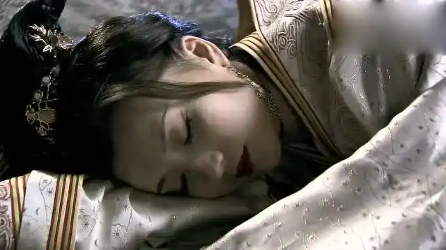 新三国貂蝉自尽于曹操面前许褚她死得好
