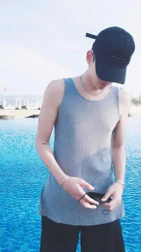 吴亦凡1.87的大个子在1.2的泳池,摆pose拍照