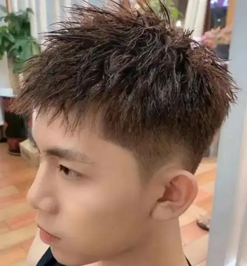 烫了锡纸烫的发型,平时不用打理就很好看,蓬松随性又洋气,想