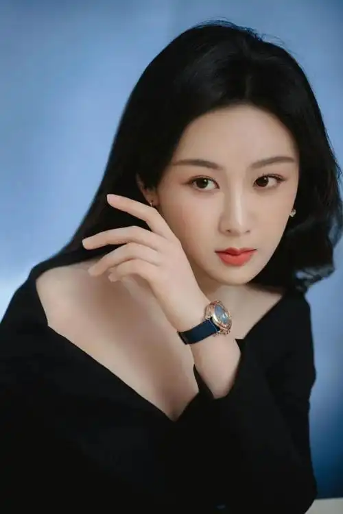 杨紫对美貌太自信连发九宫格大秀天鹅颈穿一身黑都挡不住贵气