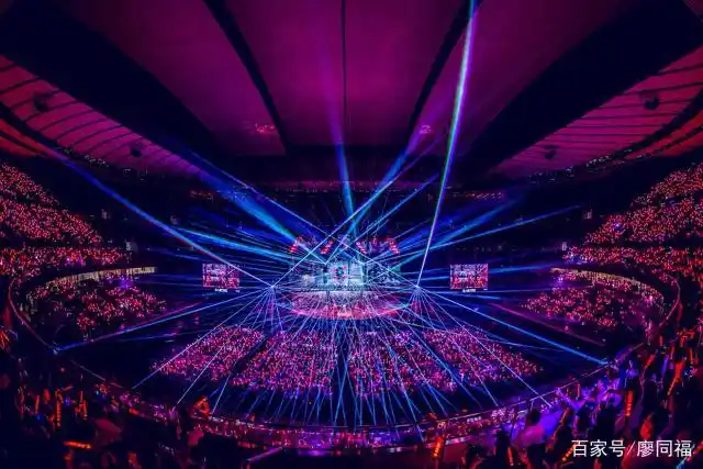 许嵩武汉演唱会照片,表现越来越自然,具有舞台风范