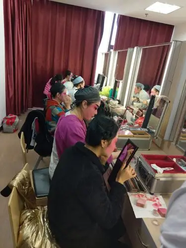 这是演员化妆室,这么多叔叔阿姨己经在化妆了.