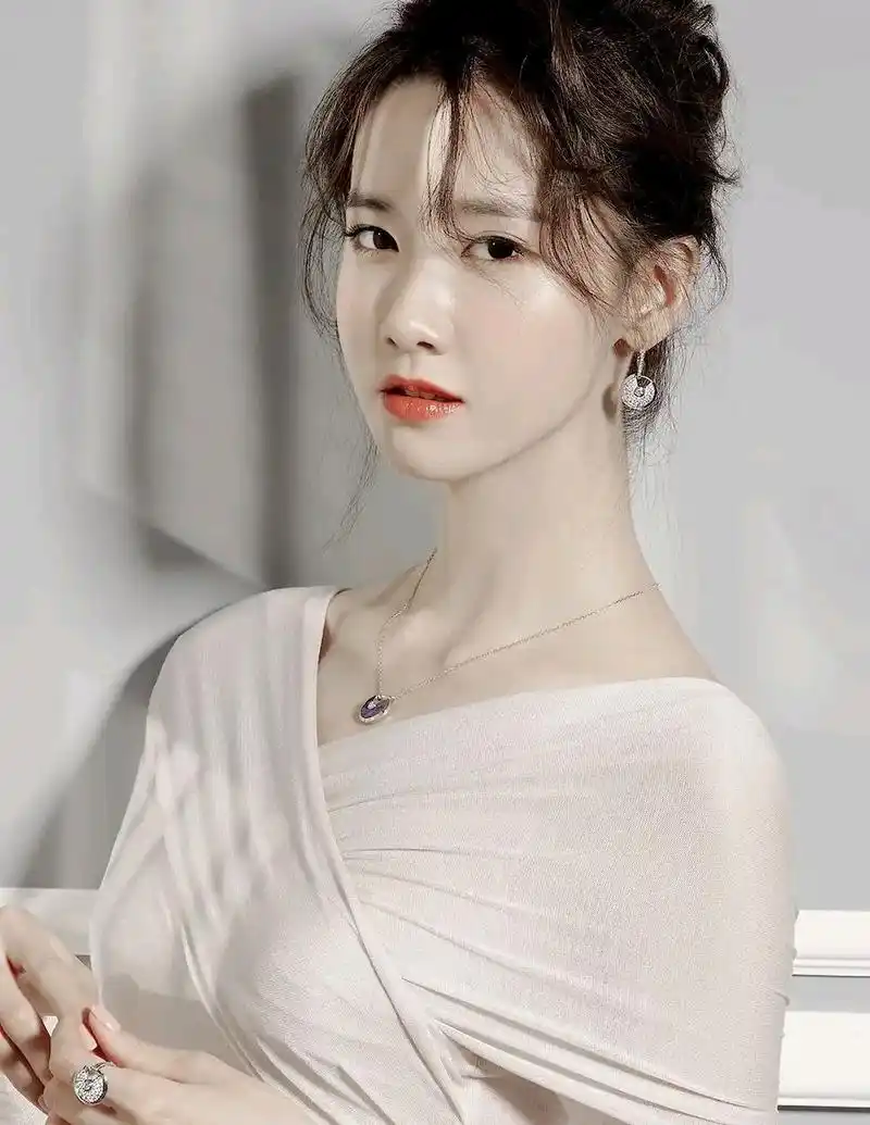 林允儿精美壁纸:清新脱俗,甜美迷人!