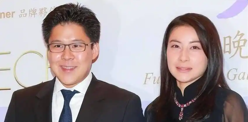 霍启刚与女子球手热聊,碰到对方私人部位,女方肤白貌美身材时尚_曹雅