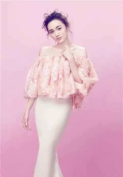 江铠同性感甜美一字肩粉嫩写真图片