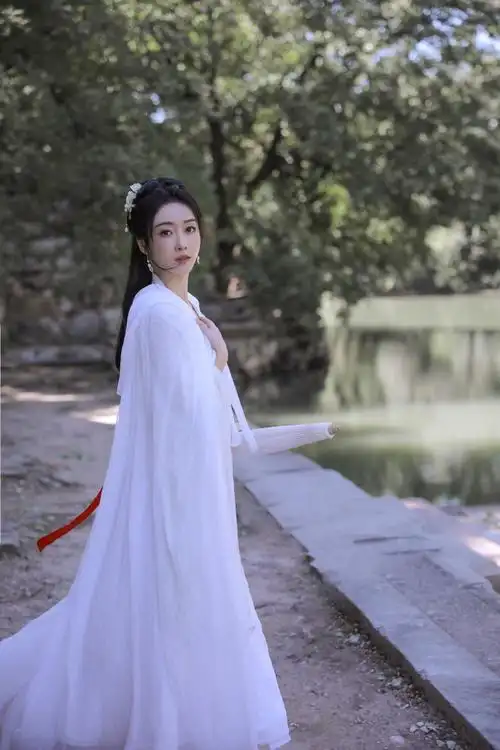 宣璐白衣古风写真#宣璐白衣古风写真,一袭白衣仙气飘飘的样子,单手拿