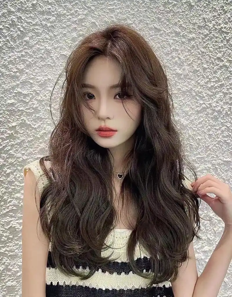 秋天就该给发型整点氛围感.