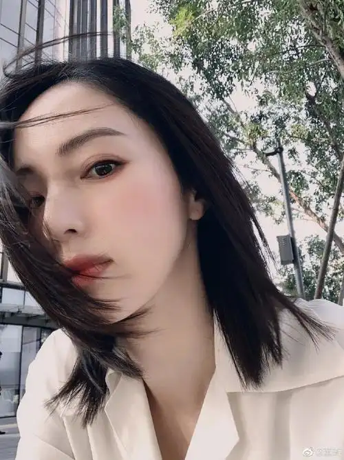 原创董璇晒黑色齐肩锁骨发自拍双眼清澈肌肤粉嫩女人味十足