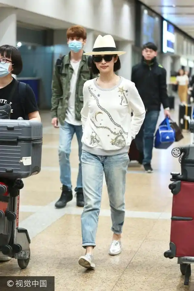 林依晨小礼帽遮俏皮短发显淑女范获助理推行李解放双手凹造型