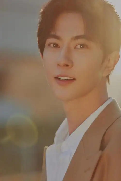 于朦胧写真照来袭!身穿驼色休闲西装搭配白色衬衫,干净帅气