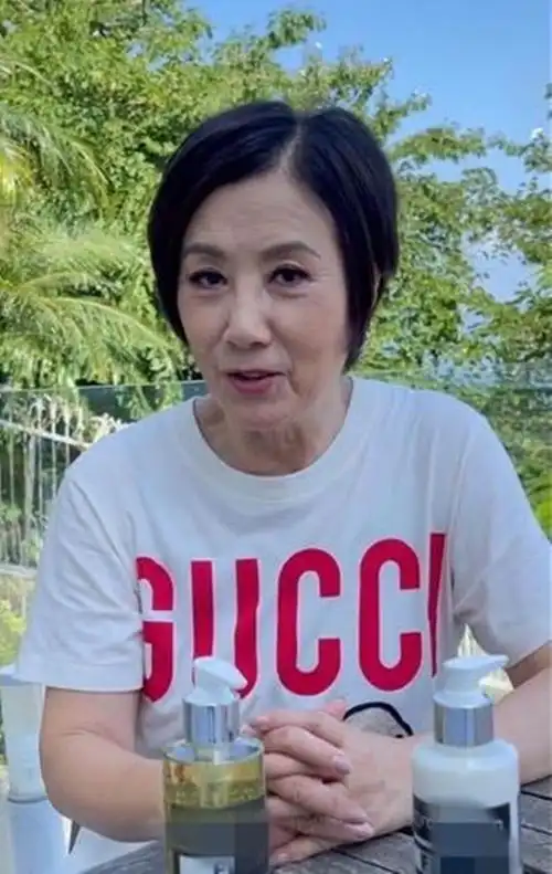 74岁汪明荃没开美颜,秃眉黄斑脸自然下垂,素颜老了才正常真实!