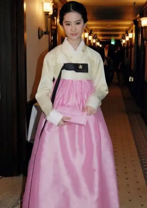 为了入行随俗,有一次刘亦菲穿着非常正式,直接穿起了韩服还梳着发髻