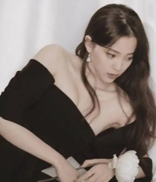 有种"时尚过猛"叫欧阳娜娜,她平躺到沙发上一刻,直男看直眼了_身材