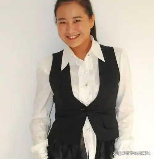 贾玲一路走来多不易?姐姐为她辍学,放弃办婚礼,恩师自掏腰包