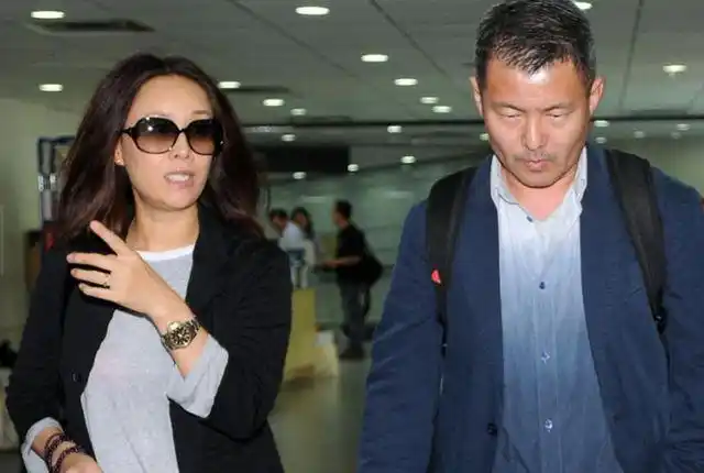 那英携富豪老公罕露面红绿搭配很时髦丈夫凭借开夜店身家过亿