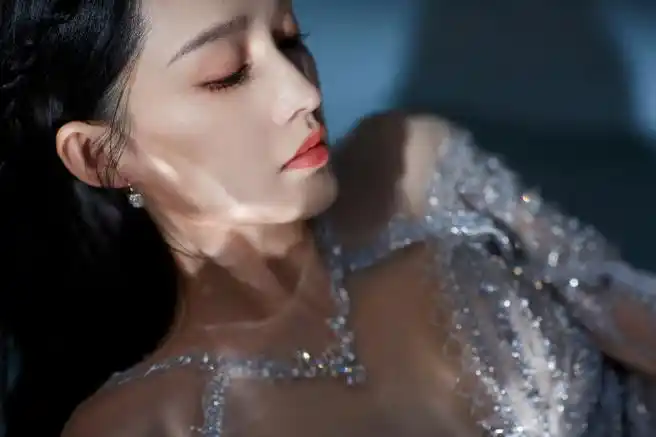 如梦似幻,波光粼粼,好像来自深海的公主,每一帧都唯美动人#李沁盛典