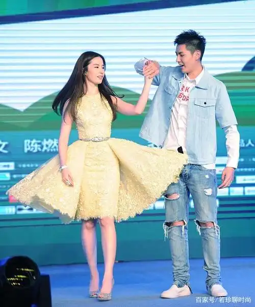 刘亦菲真的好嫩啊,看着比小3岁的吴亦凡还嫩,穿的也很可爱