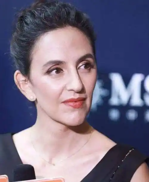 刘烨妻子安娜塔莉的优雅之道:穿搭与妆容揭示年龄无关美丽_气质_岁月