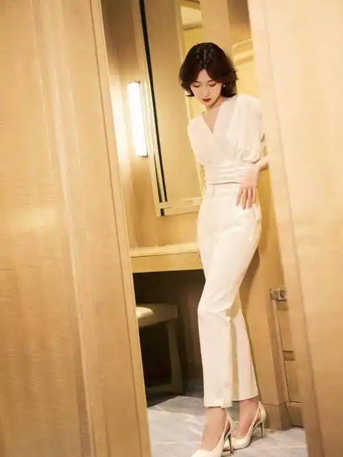 毛晓彤太适合超短发了,一身白色套装亮相,脚踩恨天高冷艳又大气_衣服