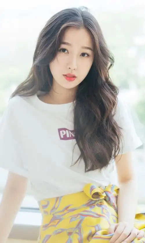 虞书欣精美壁纸:眉清目秀的软萌妹子,看着就舒服