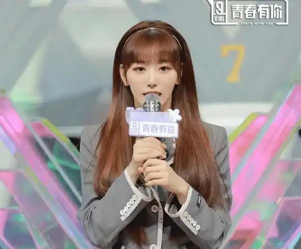 甚至让观众眼前一亮,如今孔雪儿终于换造型了,原来她齐刘海换成了小