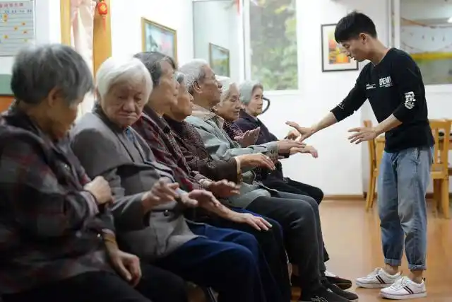 72岁大爷说养老院并不是每个老人都适合说到底还是钱说话