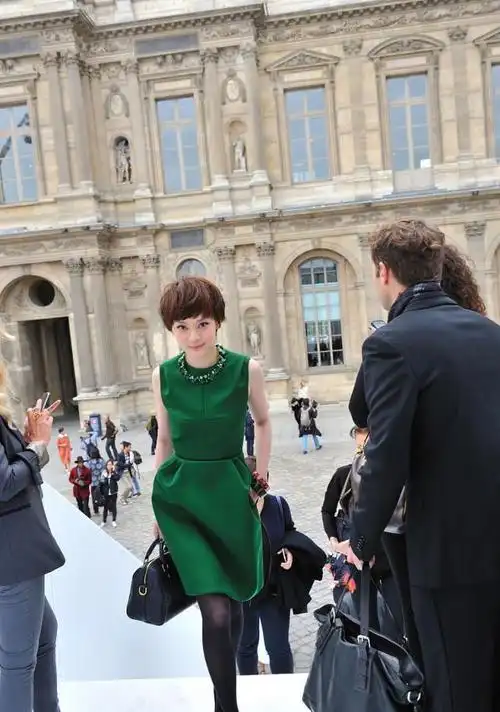 孙俪在国外更时髦穿裙子戴粗项链不够还要配黑丝引路人侧目