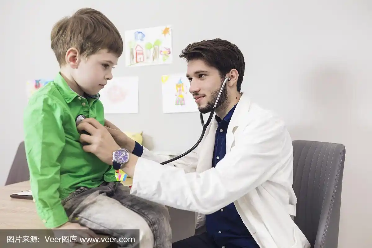 小儿科医生检查可爱开朗的小男孩