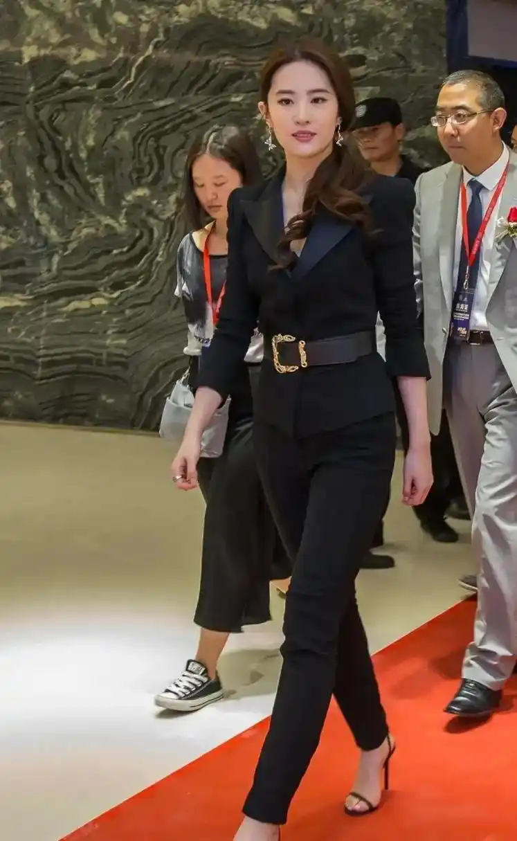 这套黑色职业装更显得刘亦菲端庄美丽,妩媚迷人