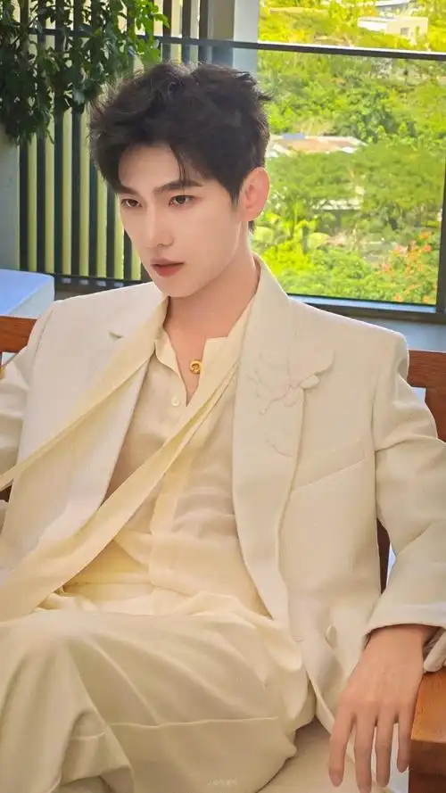 杨洋的海外人气##杨洋山茶白西装