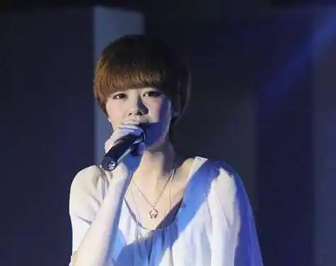 的刘惜君,因八卦失声3年,今靠《大风吹》再次翻红_实力_比赛_李霄云