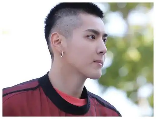 吴亦凡中学旧照被扒,长相憨厚又黑又胖,神仙颜值早已浮现